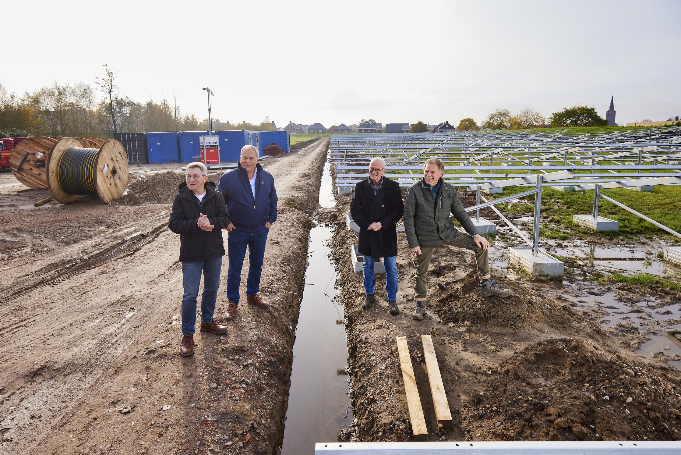 Betonnen voeten onder zonnepark Nunhem om niet in vervuilde grond te hoeven graven